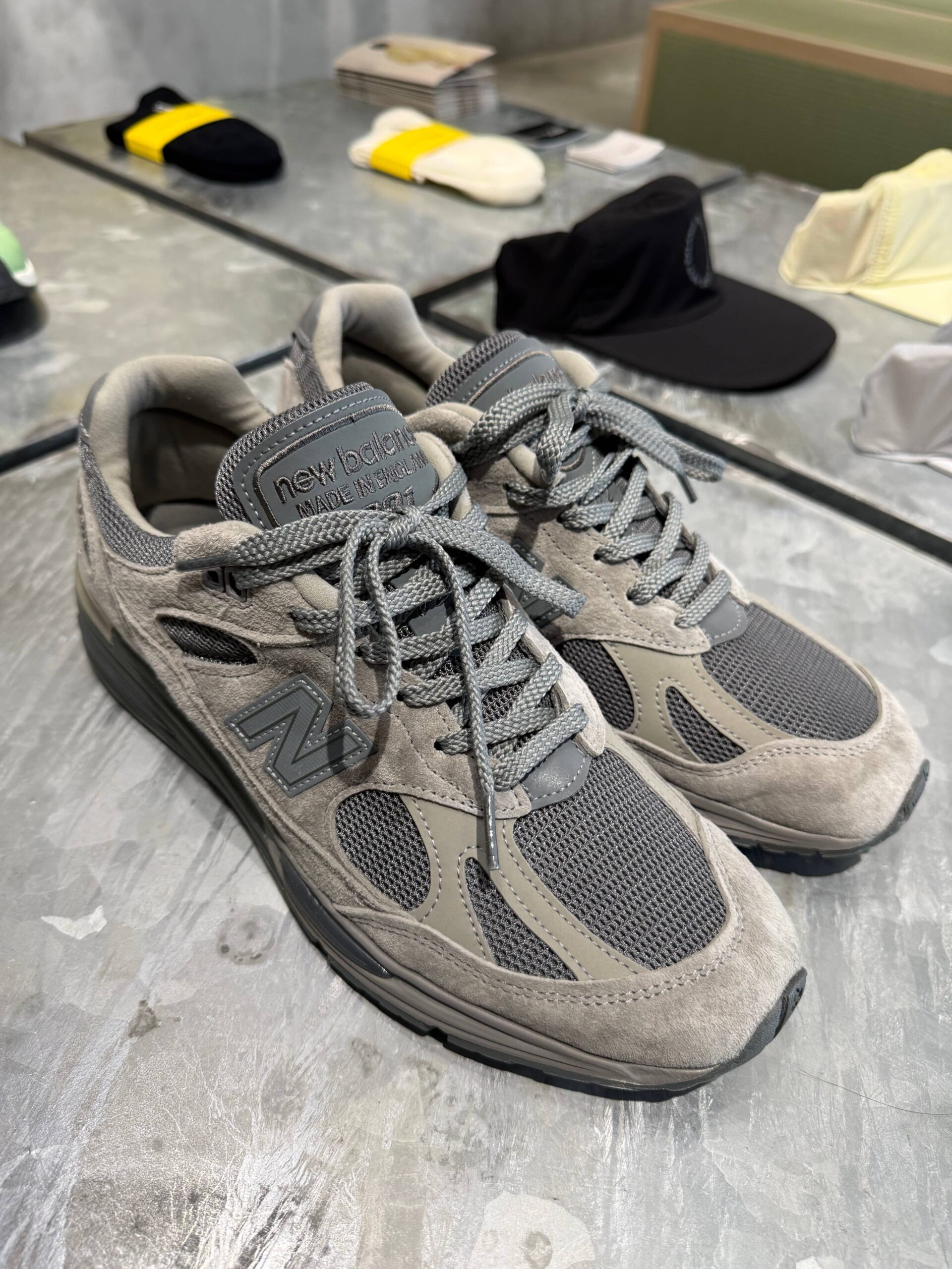 hisisneverthat × New Balance U991v2のディスプレイ