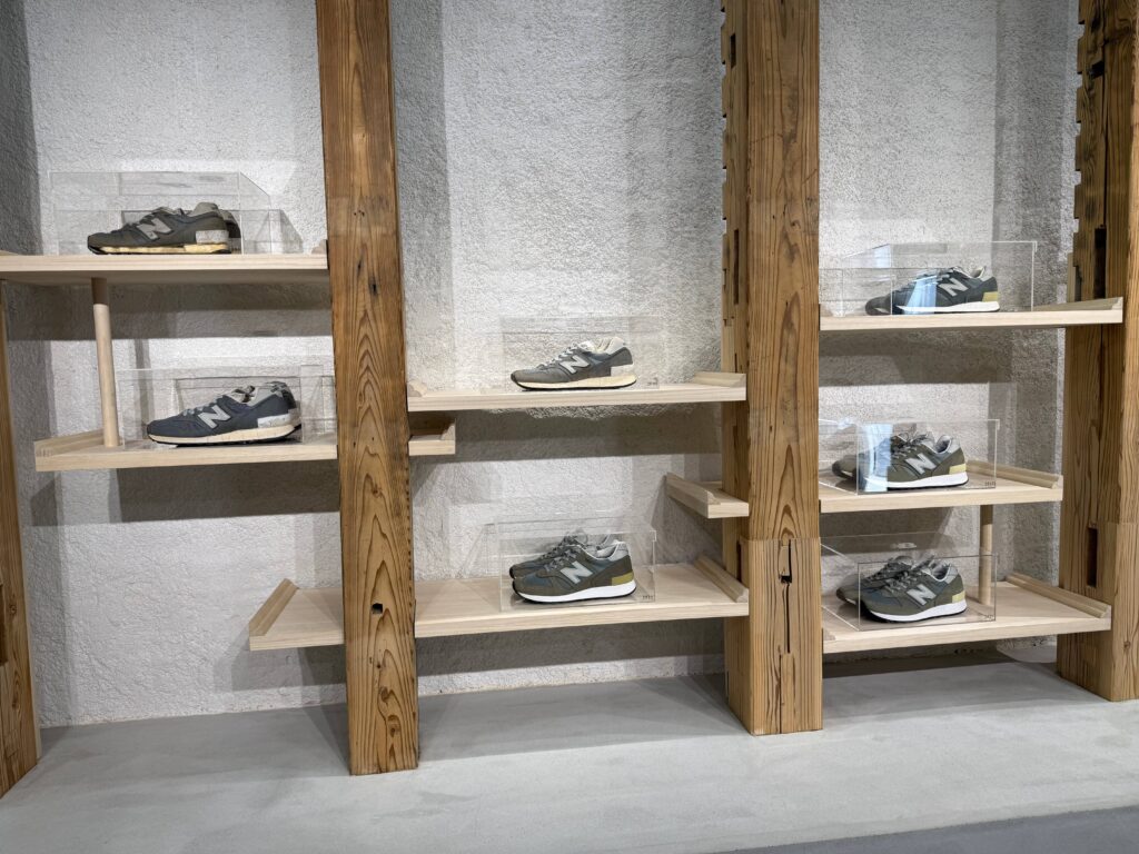 歴代のNew Balance1300が陳列されたインスタレーション展示