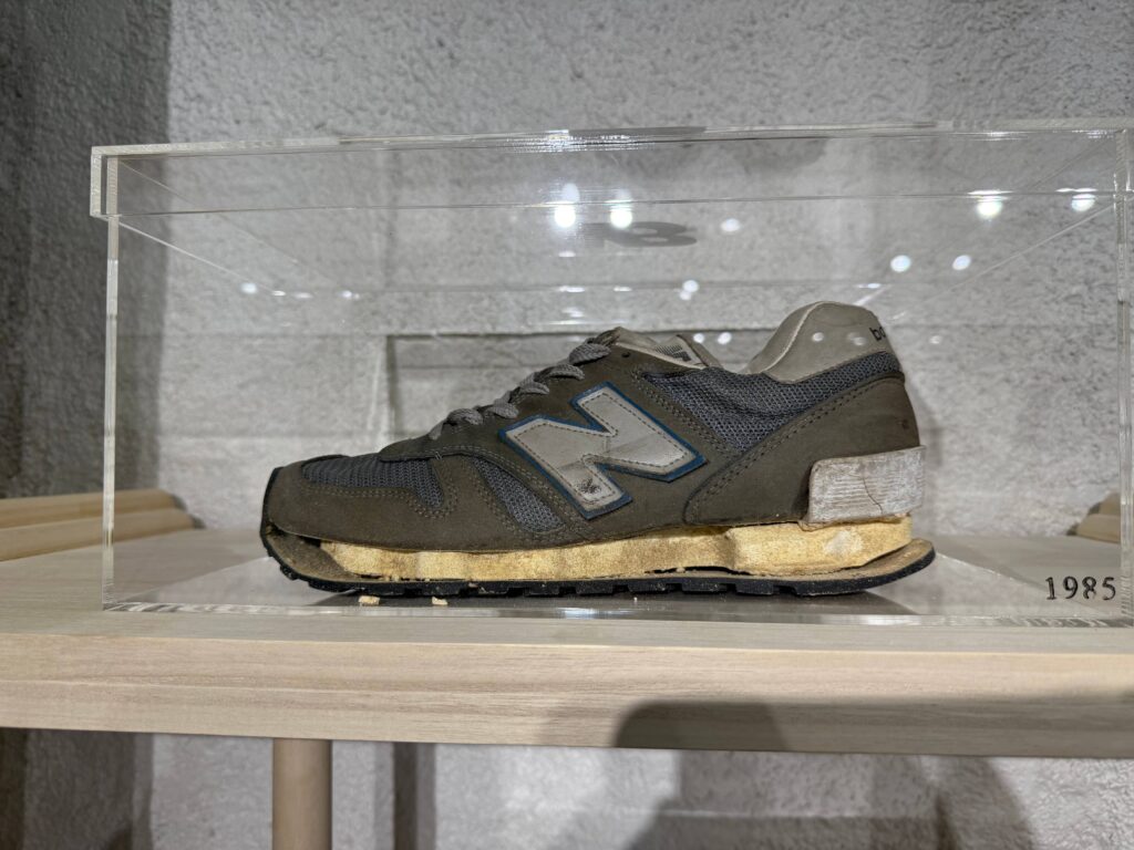1985年に登場した初代New Balance1300のスニーカー