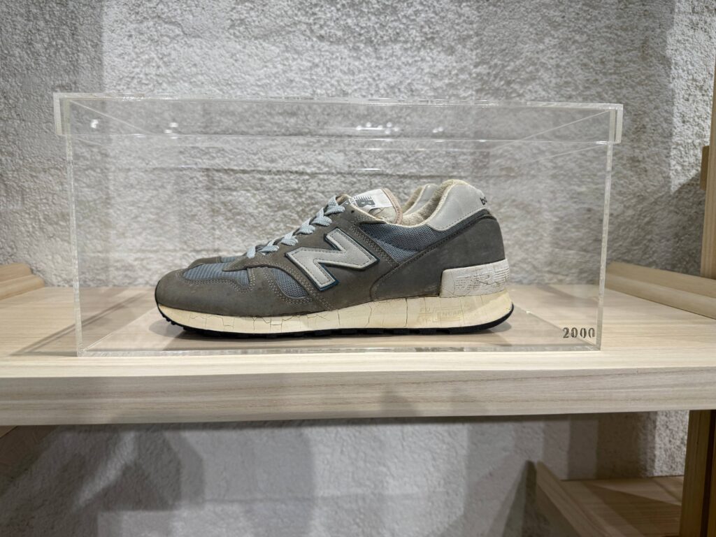 2000年復刻のNew Balance1300スニーカー