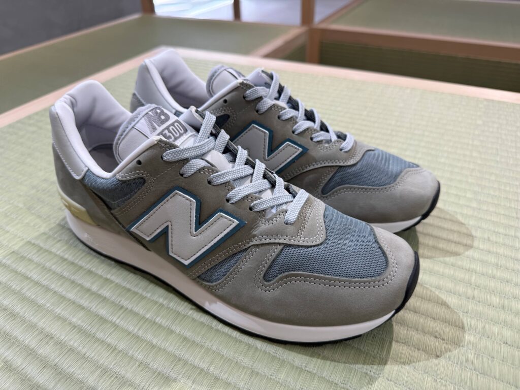 畳の上に展示されたNew Balance 1300JP(2025年版)