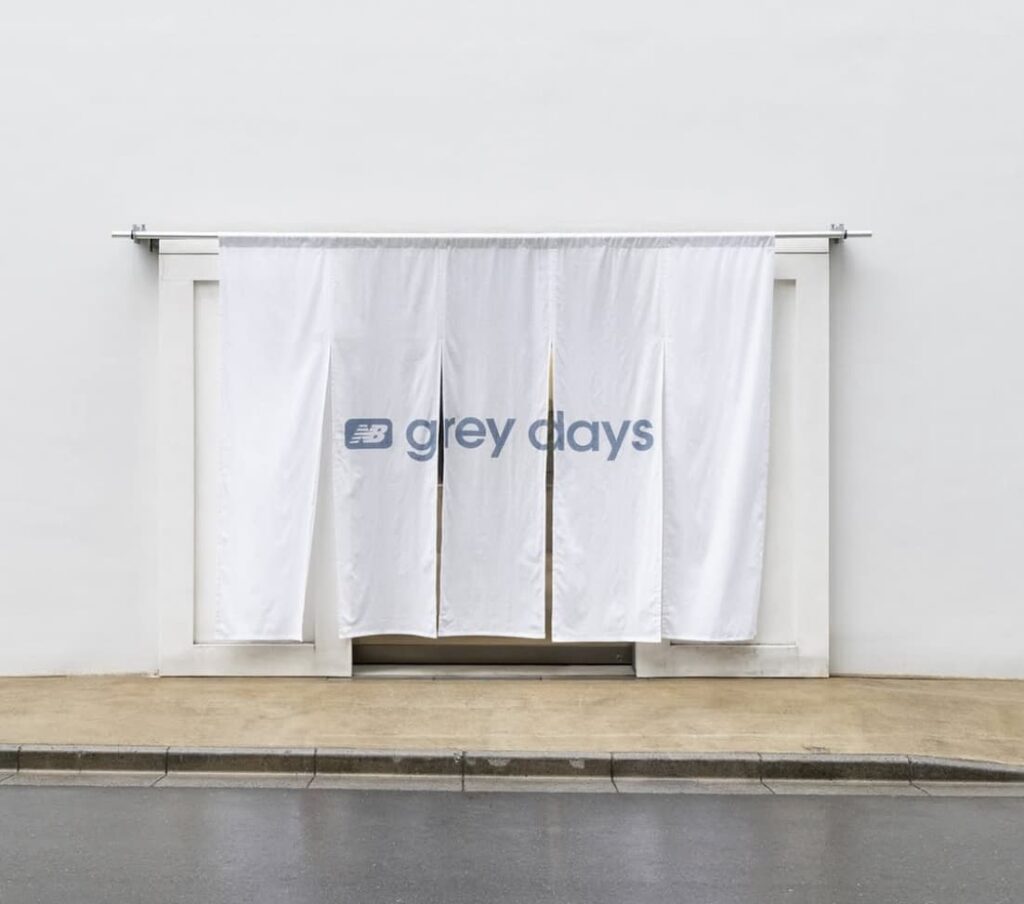 白いのれんに「grey days」と書かれたNew Balance T-houseの外観