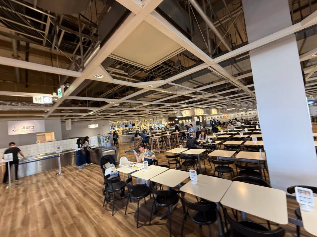 IKEA船橋スウェーデンカフェの明るく開放的な雰囲気