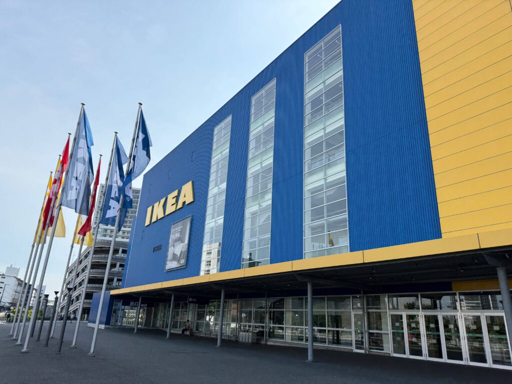 IKEA船橋の青と黄色の外観