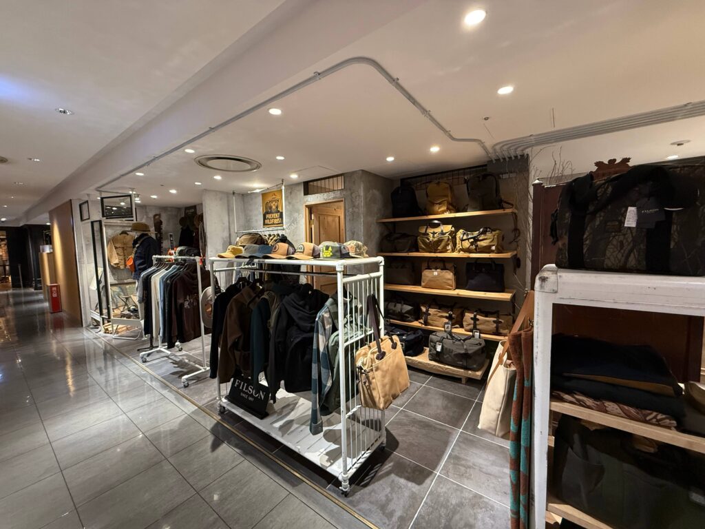 阪急メンズ東京 ナイジェル・ケーボン店舗内で展開されるフィルソン製品