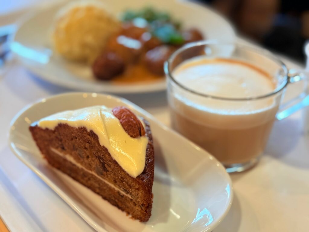 IKEA船橋スウェーデンカフェのキャロットケーキ、カフェラテ