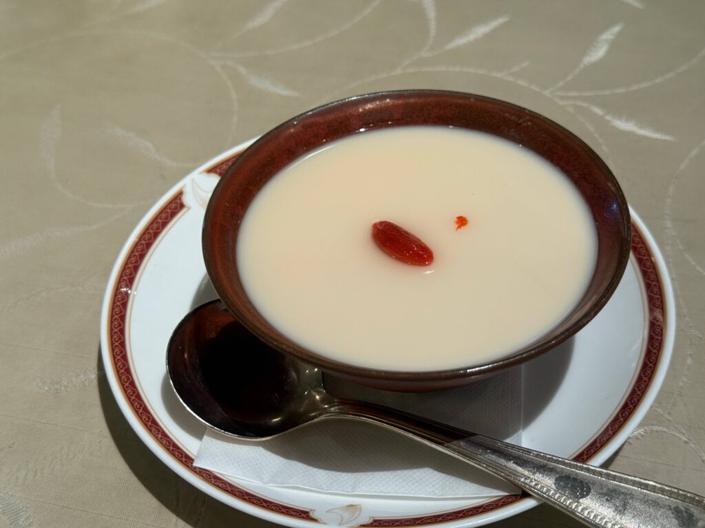 Tsukushiro lunch almond tofu Chinese dessert goji berry