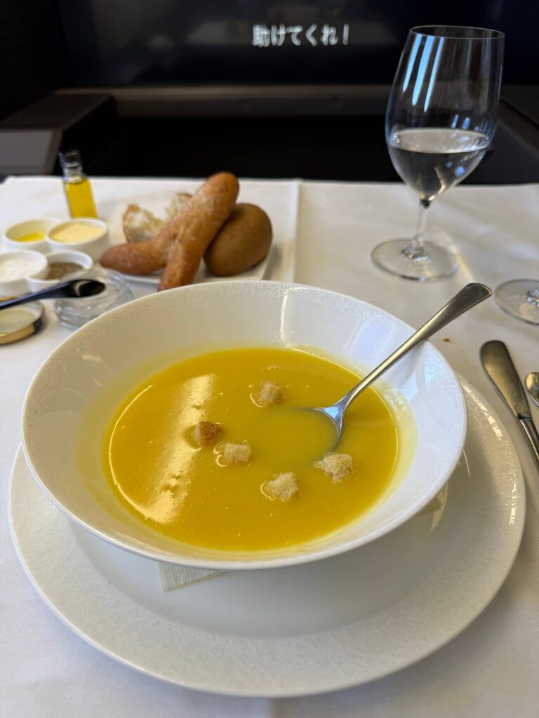 ANAファーストクラス機内食 洋食コースのコーンスープ