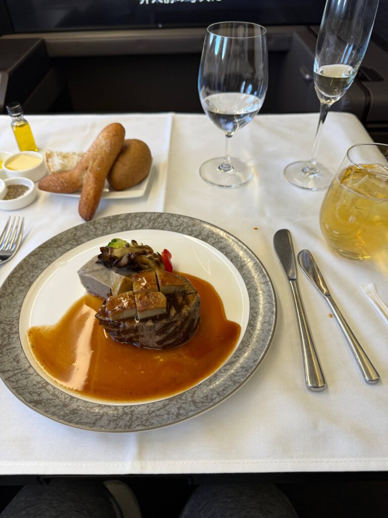 ANAファーストクラス機内食 和牛フィレ肉のグリル 栗のパンケーキとマデイラソース