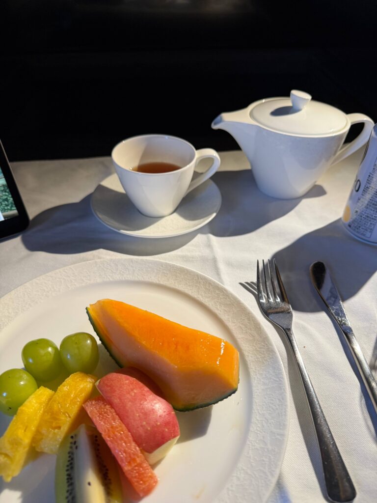 ANAファーストクラス 食後のデザート フルーツ盛り合わせと紅茶