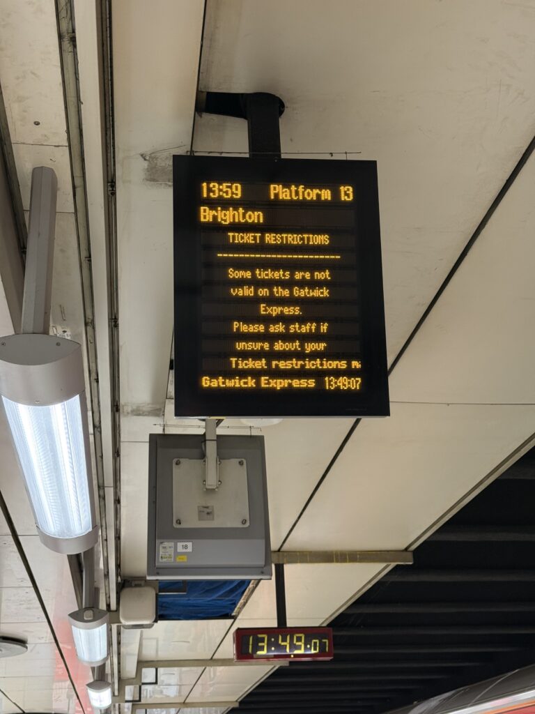 ロンドン発ブライトン行き特急列車のホーム案内表示