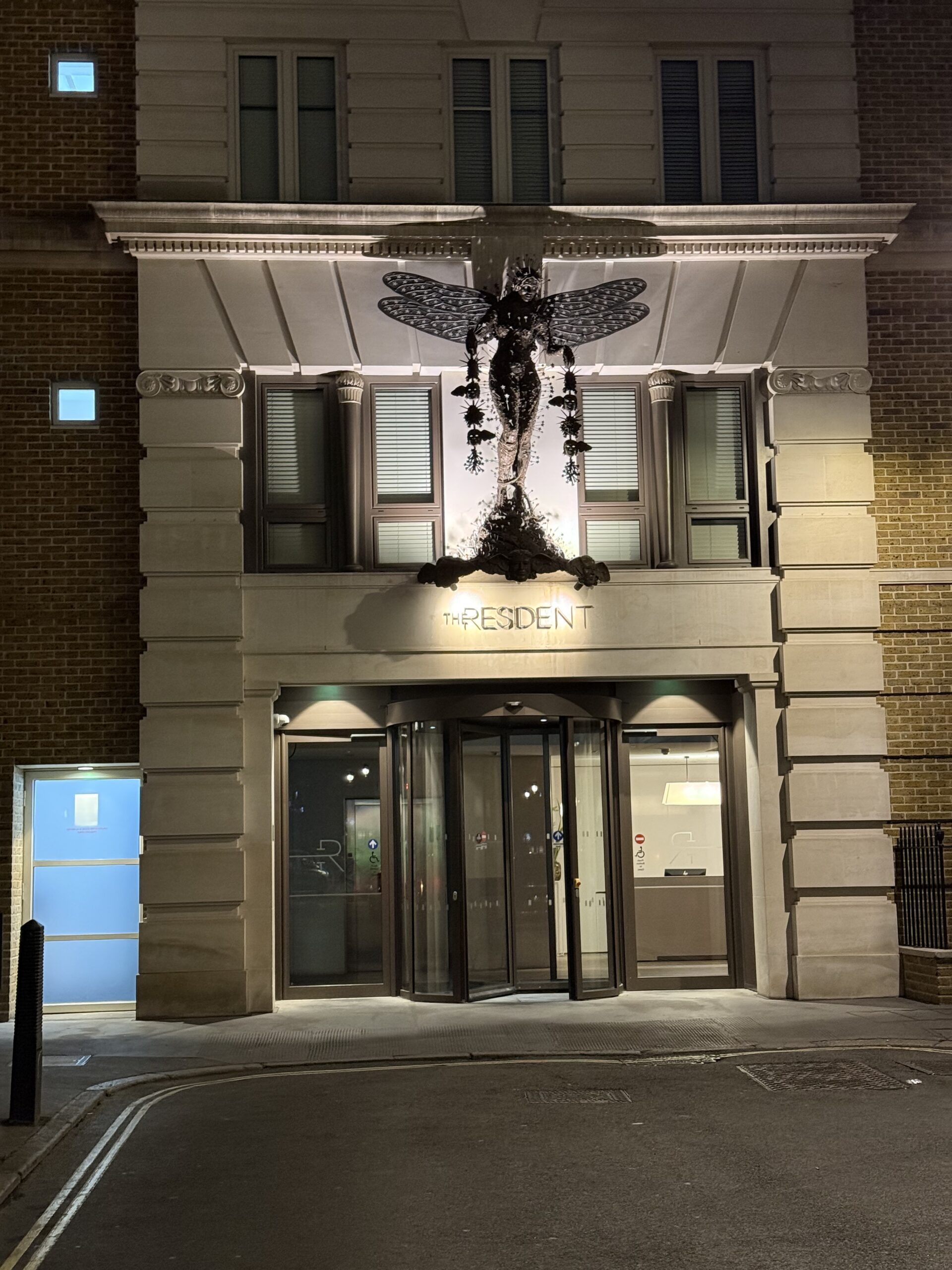 ロンドンSOHOのホテル「The Resident SOHO」の夜のライトアップされた外観。静かな路地裏に佇む。