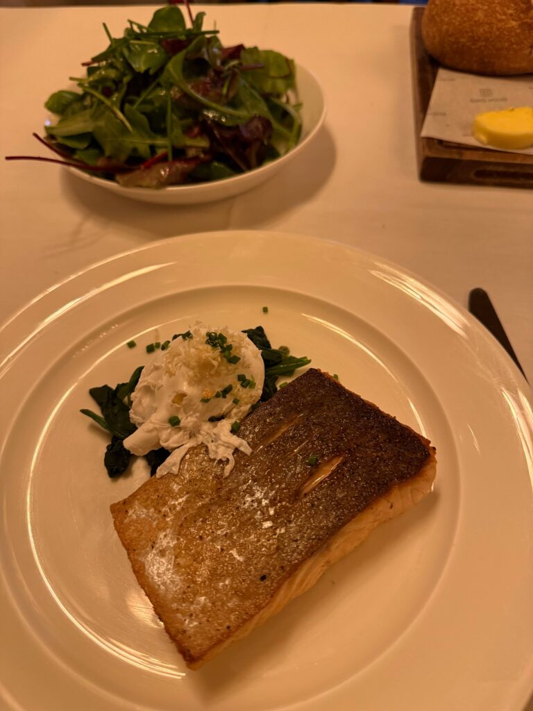 Dean Street Townhouseでのヘルシーなランチ、サーモンとグリーンサラダ