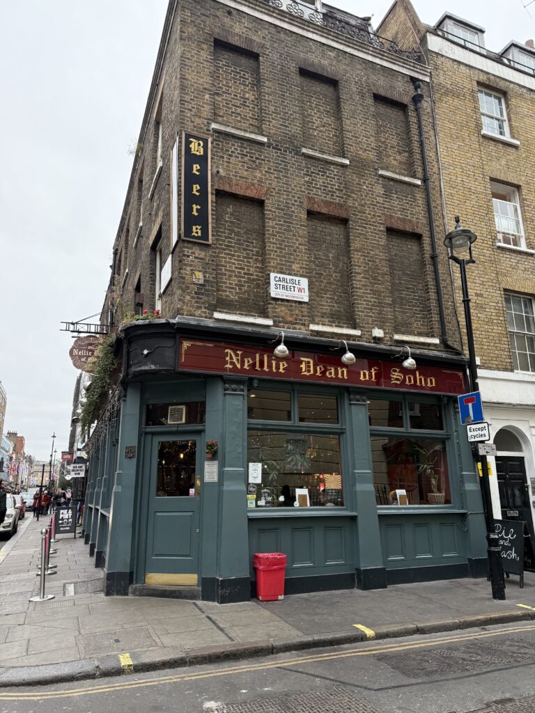 ロンドンSOHOにあるパブ「Nellie Dean Soho」の外観。テイクアウトも可能。