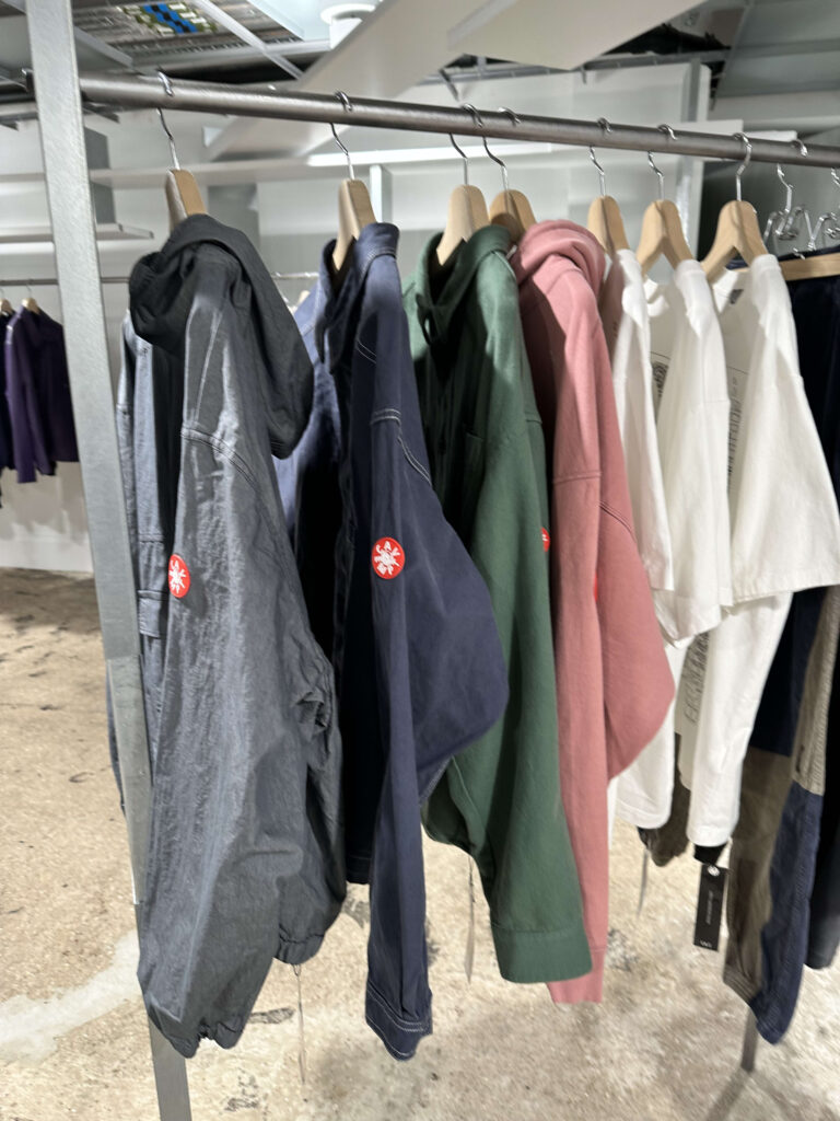 ドーバーストリートマーケットロンドンに展示されたC.Eの黒いグラフィックTシャツ