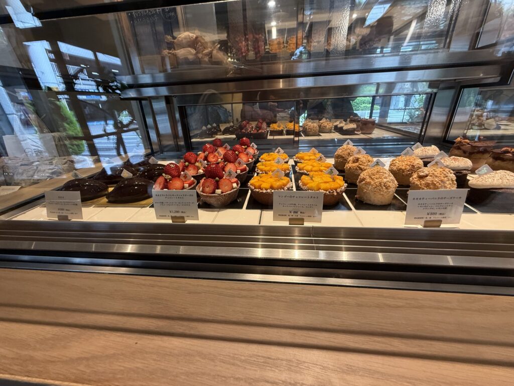 Teal店内のショーケースに並ぶケーキとシュークリーム