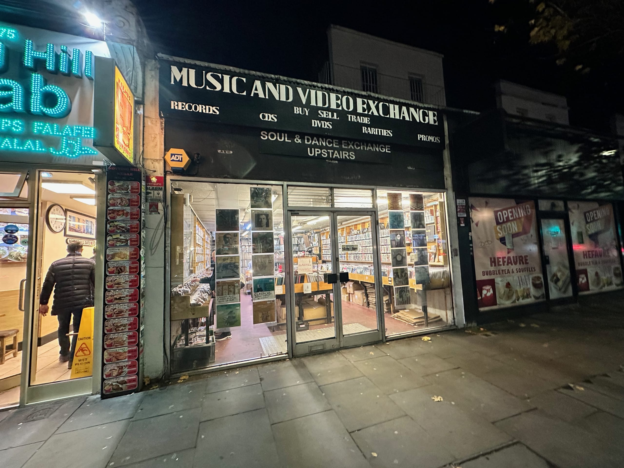 Music & Video Exchange の赤い店舗看板のクローズアップ写真
