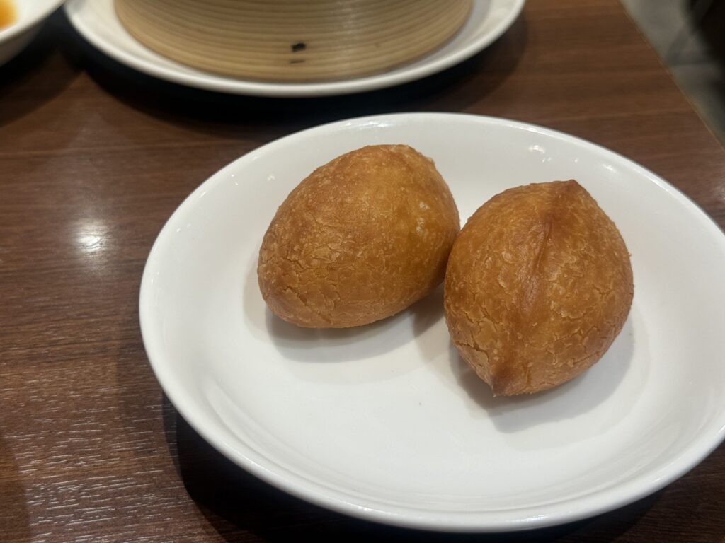 皿に盛られた数個の五目揚げ餅。断面からは様々な具材が見える。