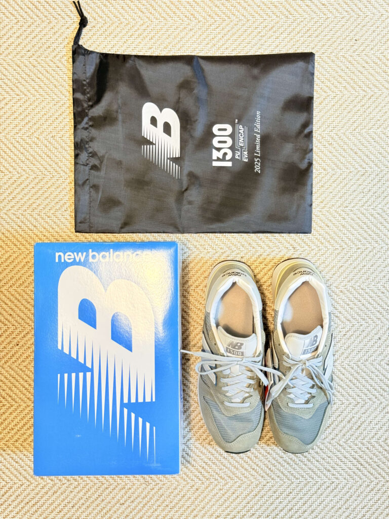 U1300JPの箱に収められた付属品一式を上から撮影した写真。
