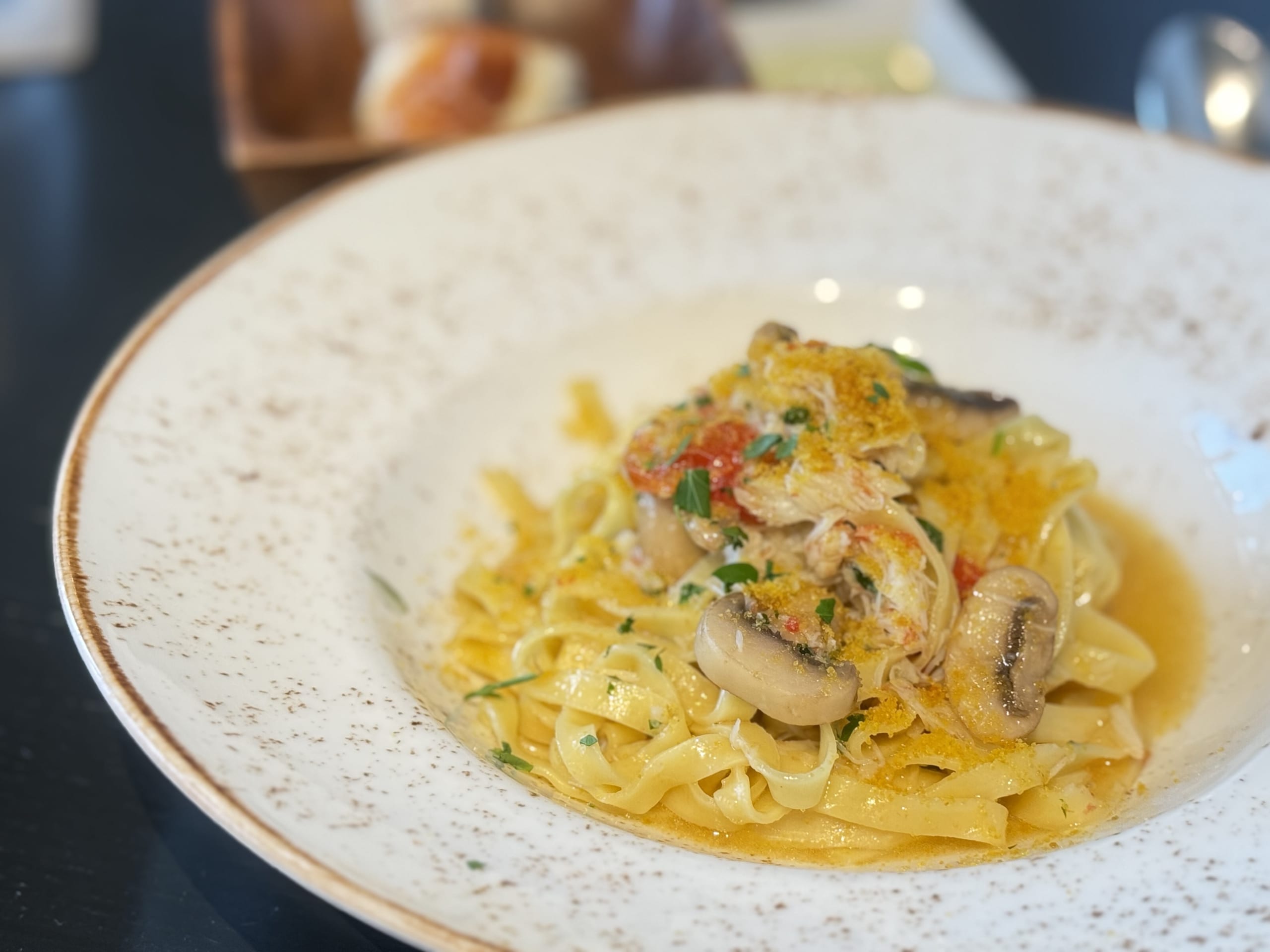 ズワイガニの身がたっぷり乗った、濃厚ソースの生パスタ