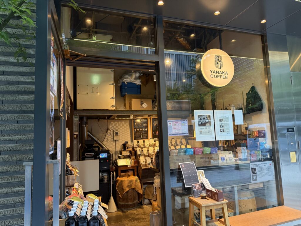 Ynaka Coffeeの外観。ガラス戸の奥に焙煎機が見える。