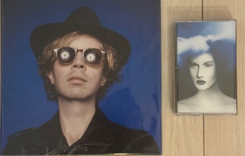 Third Man RecordsのBeckの7インチシングルとJack Whiteのカセットテープ
