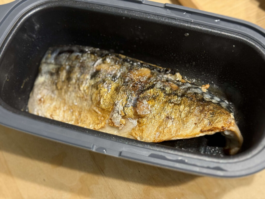 電子レンジでこんがりと焼かれた魚