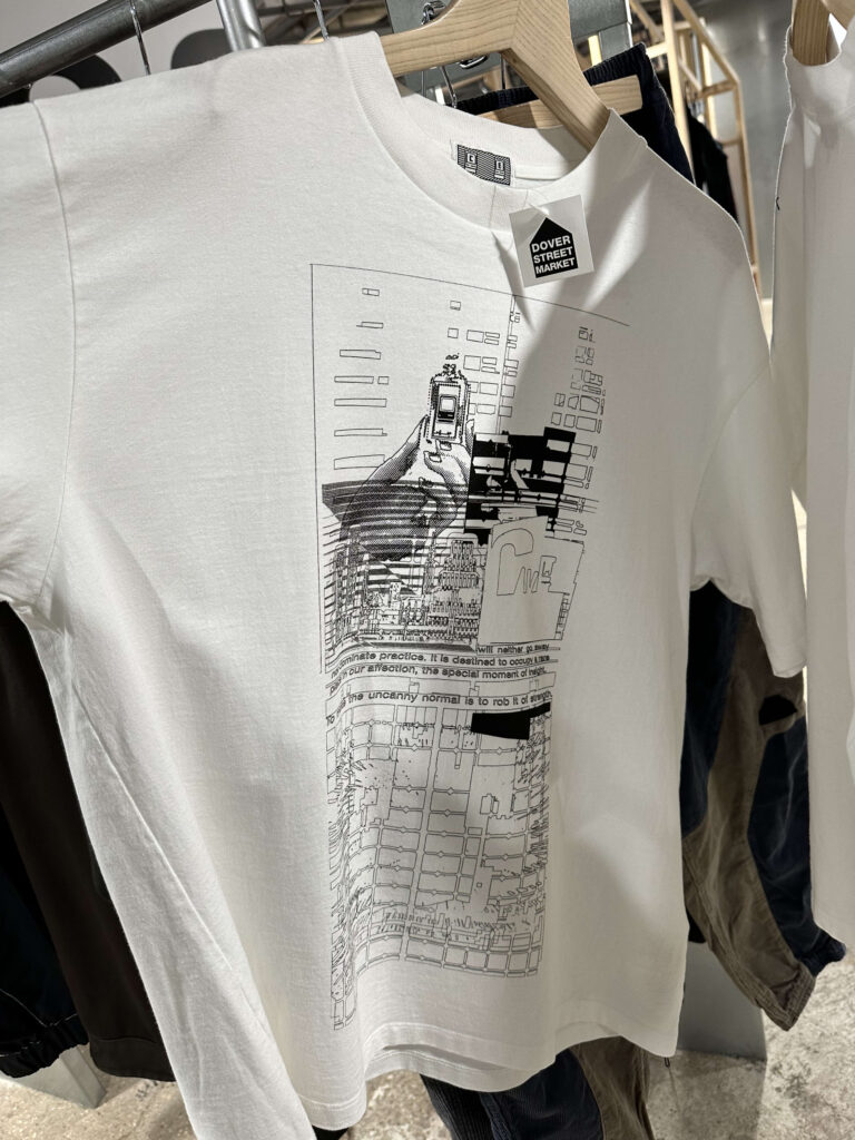 C.EのTシャツ、前面に大きなガラケーのグラフィック、ドーバーストリートマーケットロンドン