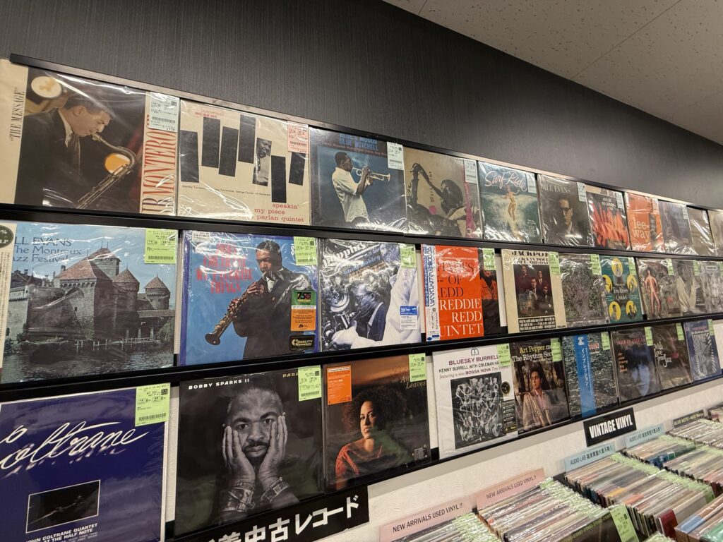 壁一面に整然と並べられた多数のレコードジャケット。名盤のオリジナル盤コレクション。