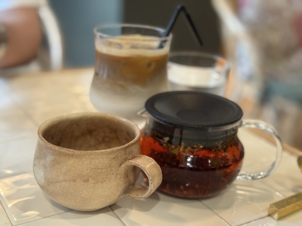 A warm osmanthus-scented cafe au lait placed on a wooden table.