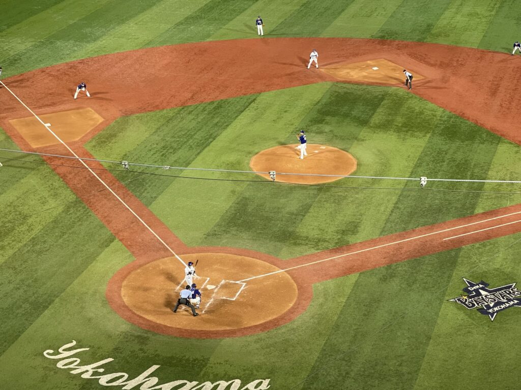 野球場のスタンドから撮影された、背番号17番「OTANI」のユニフォームを着た大谷翔平選手の後ろ姿。