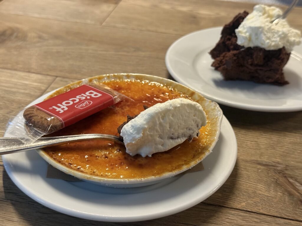 クレームブリュレ、チョコムース、ビスケットを盛り付けたデザート
