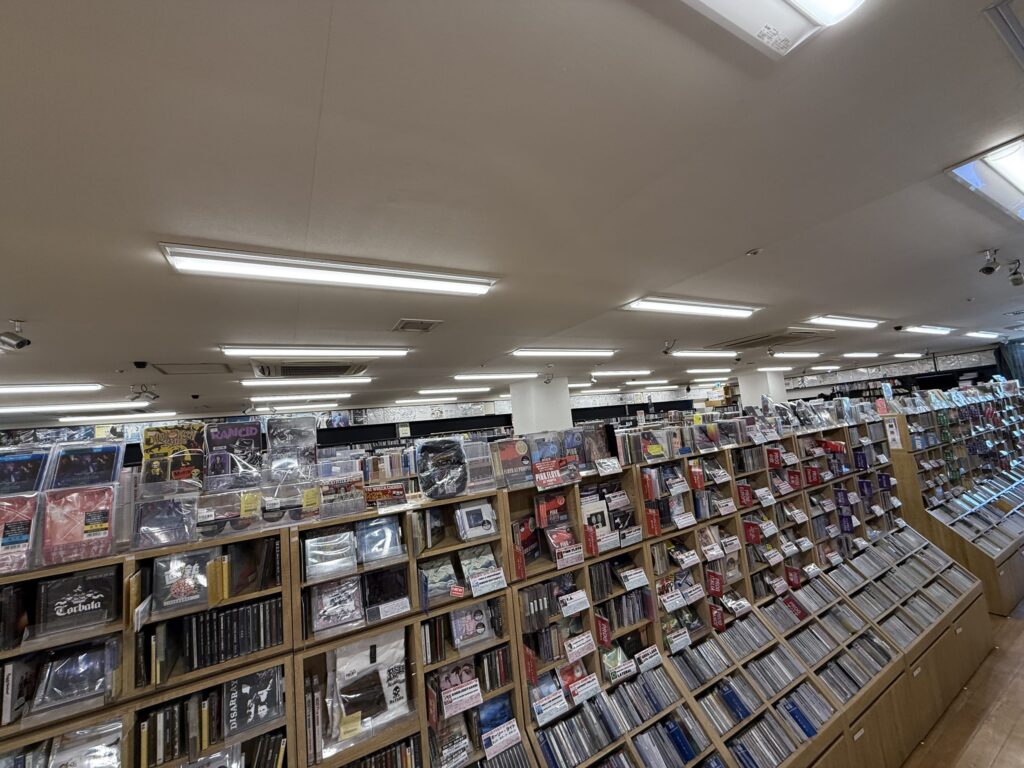 ディスクユニオン御茶ノ水店の中古CD売り場。CDがぎっしり詰まった棚が並んでいる様子。