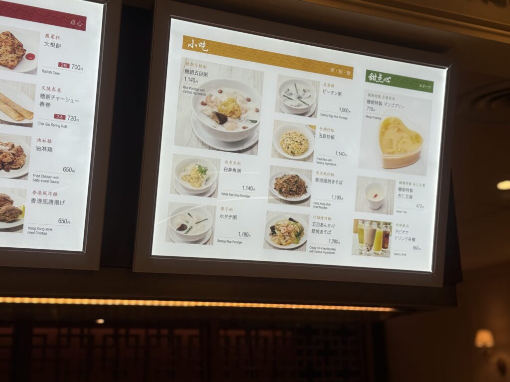 ケーキのイラストが描かれた茶色の紙袋に入ったテイクアウトデザート。