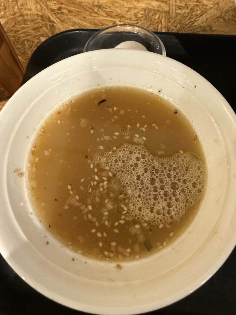 白い器に入った、湯気の立つ温かいそばつゆ
