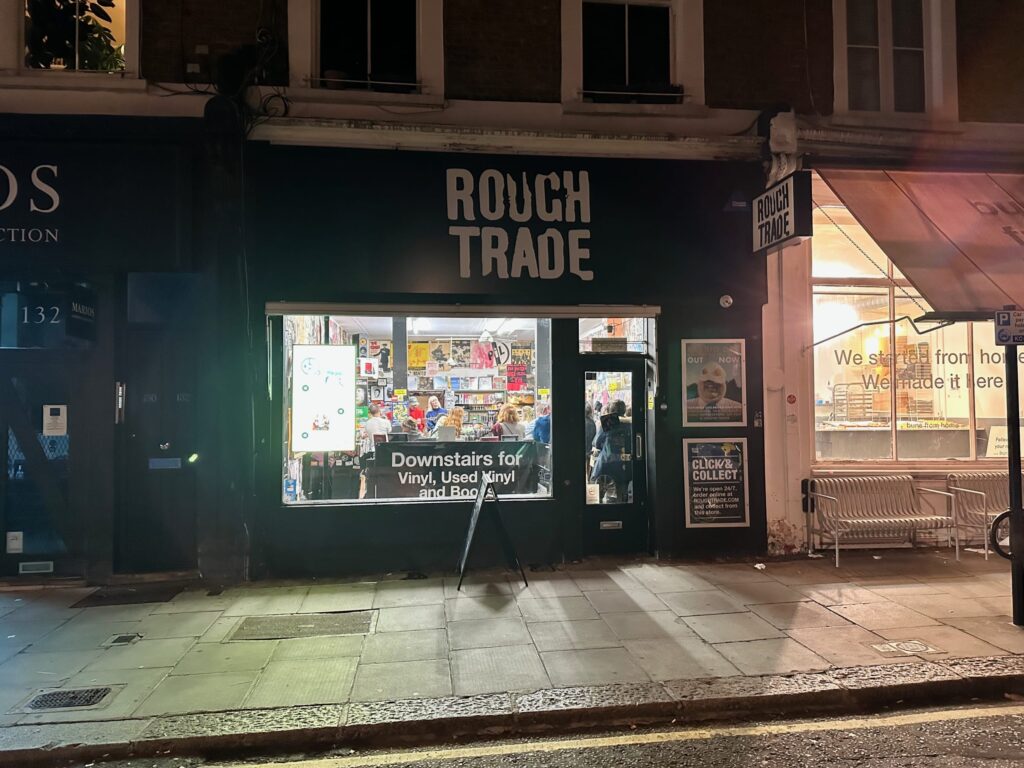 ロンドンのレコード店「Rough Trade West」の外観。SOFYのインストアライブ開催中を示す看板が見える。