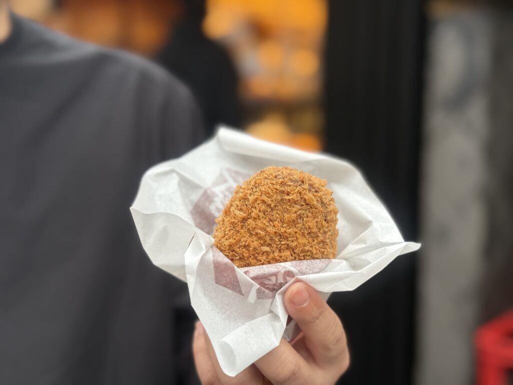 人形町今半の牛肉コロッケ、揚げたての美味しそうな見た目