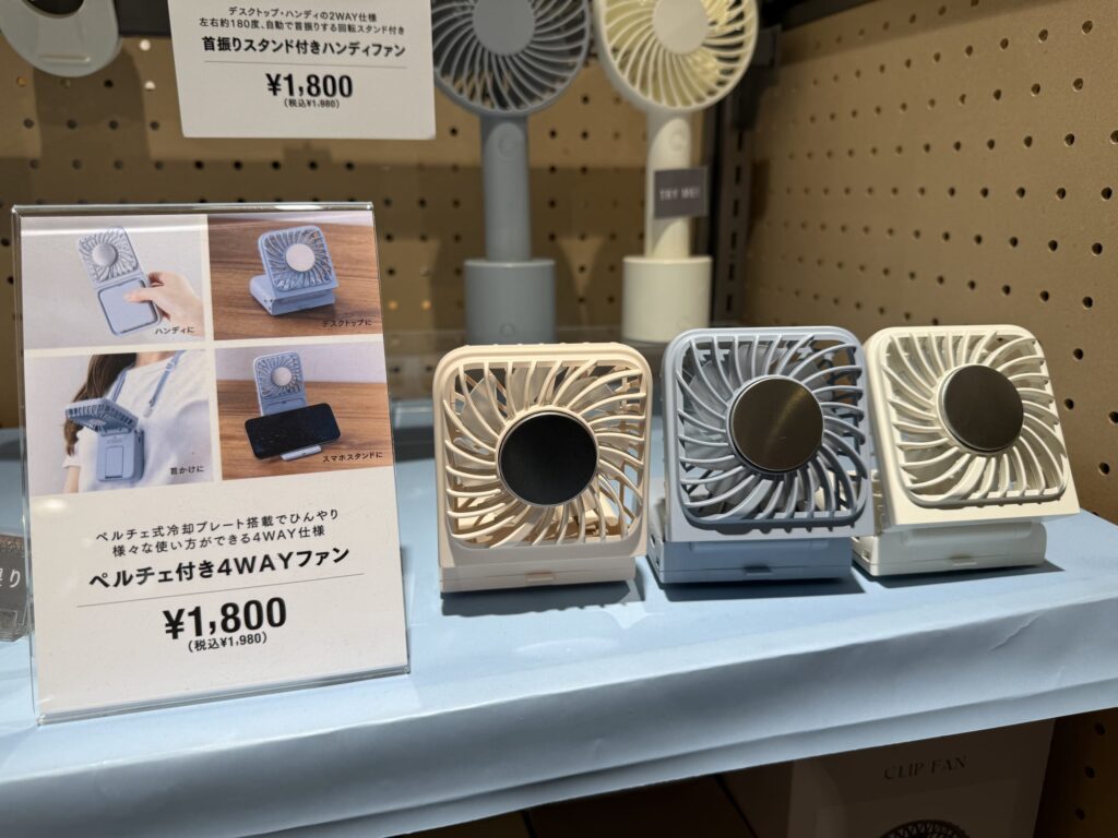 黒いモバイル扇風機の中央にある銀色の冷却プレートのアップ写真。