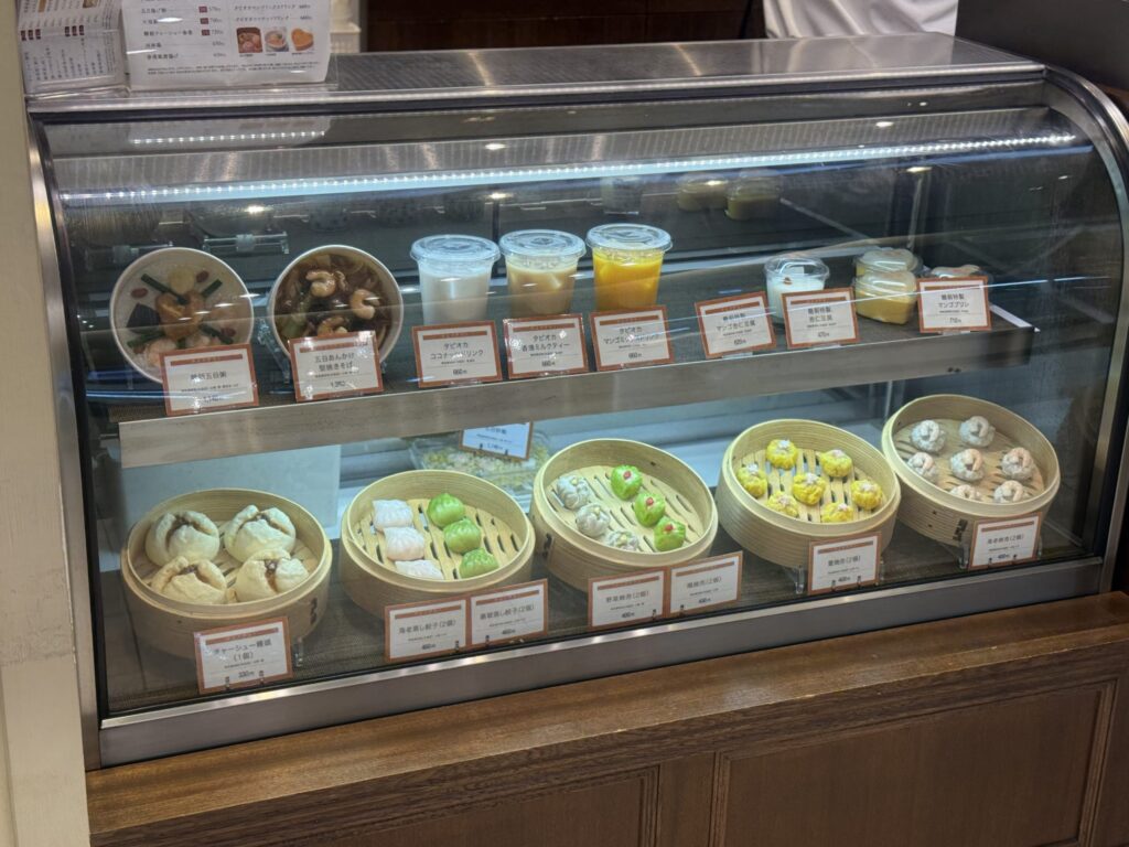 飲食店のショーケースに並べられた点心などのお持ち帰り用料理