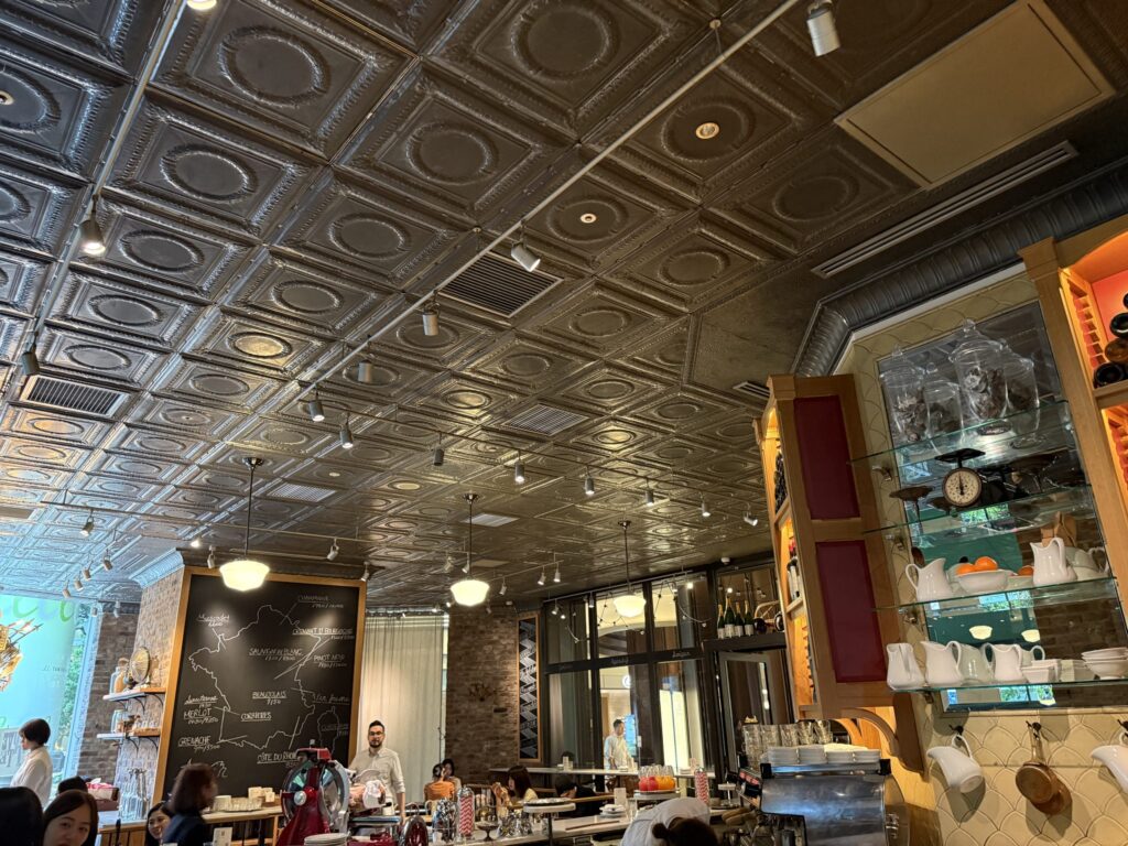 ドライフラワーや鳥かご、絵画で埋め尽くされた独創的なカフェの店内