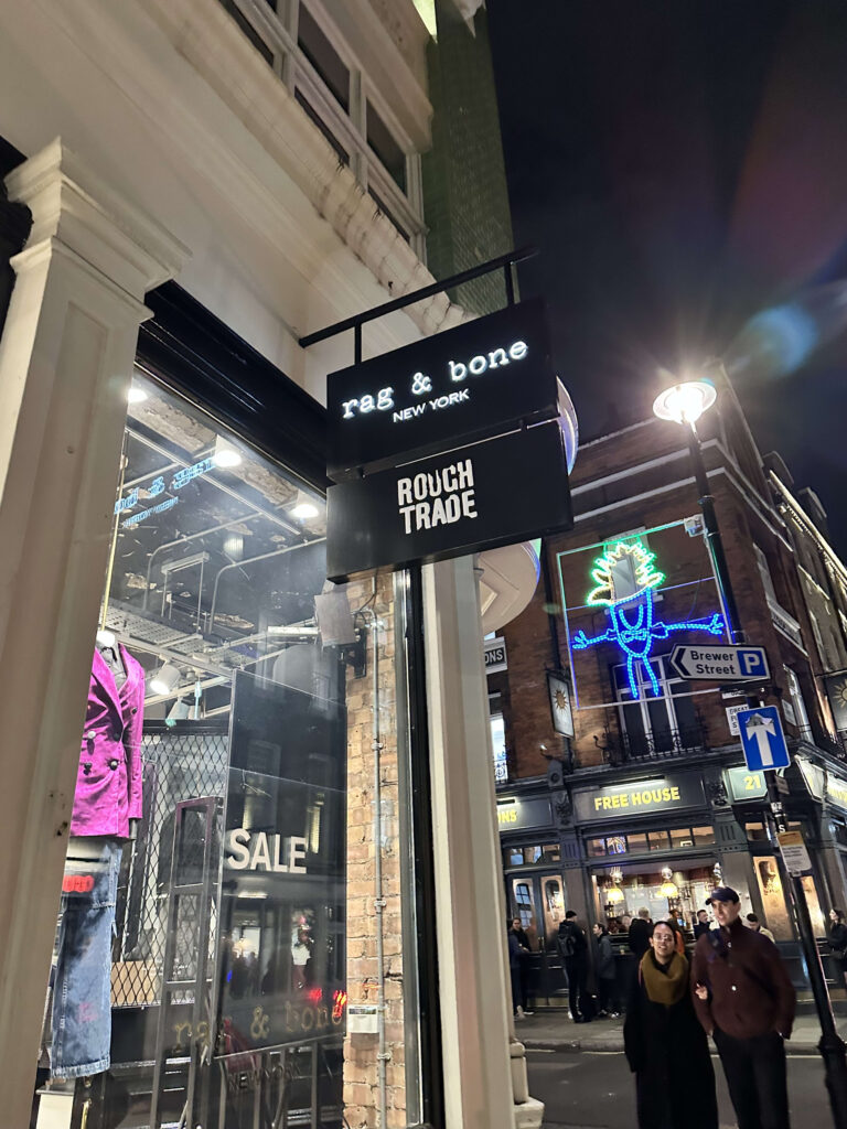 ソーホーにあるRough Tradeレコード店の黒い看板。rag & bone店舗の下、地下へ続く階段横に設置されている。