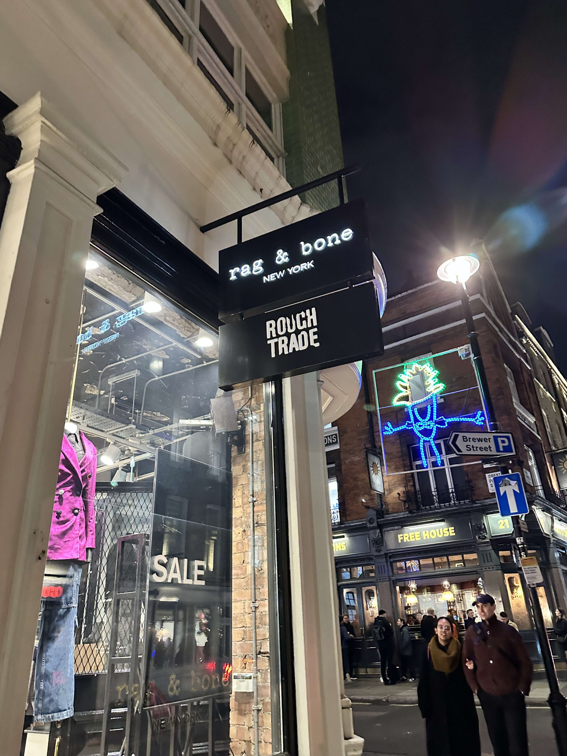 ソーホーにあるRough Tradeレコード店の黒い看板。rag & bone店舗の下、地下へ続く階段横に設置されている。