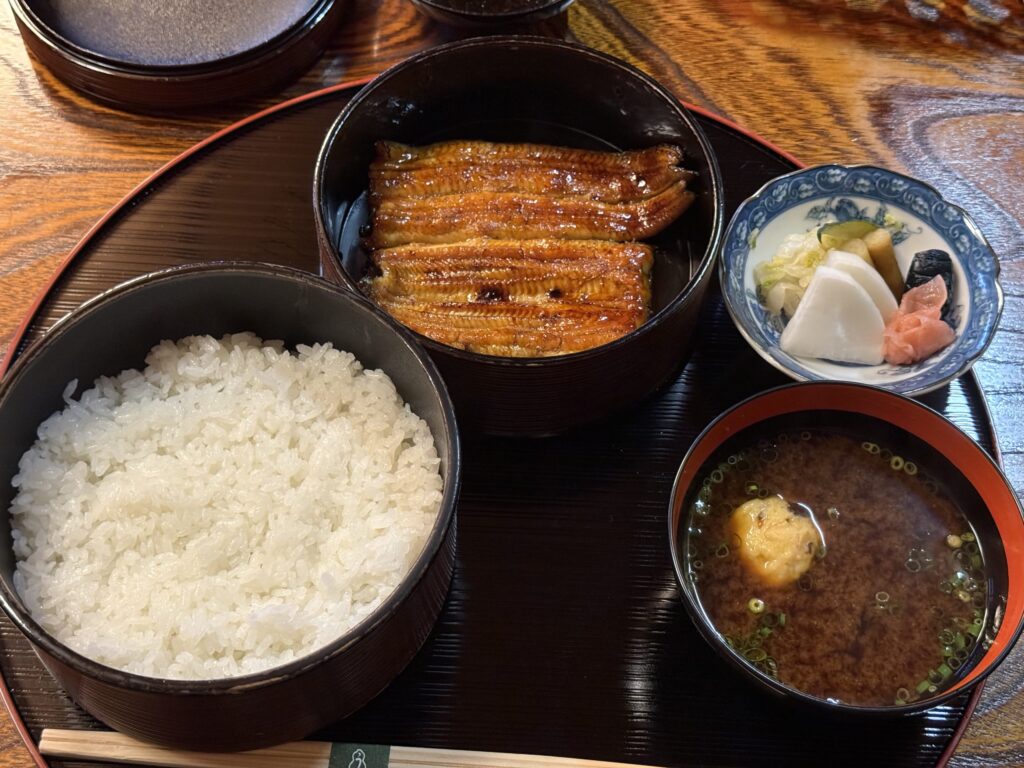 うな重、赤だし、漬物のセット