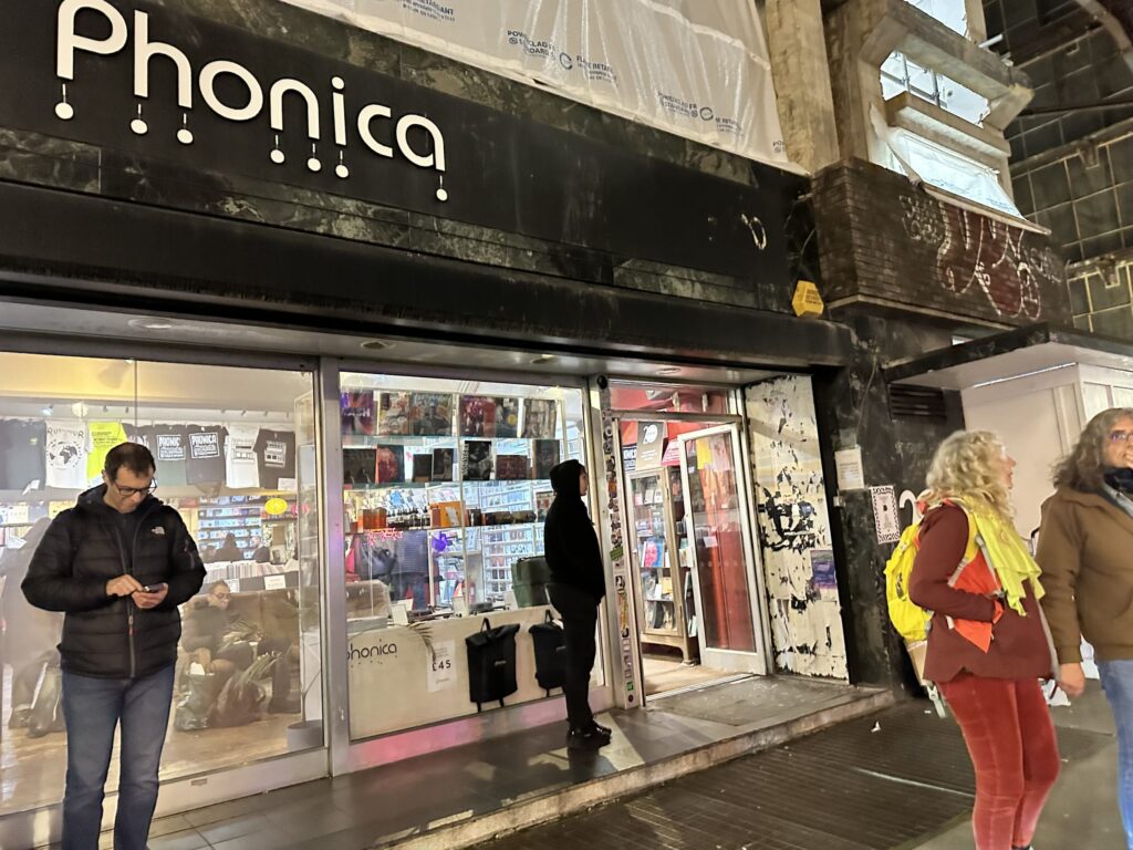 ロンドンのソーホー、Poland StreetにあるPhonica Recordsの店舗外観。