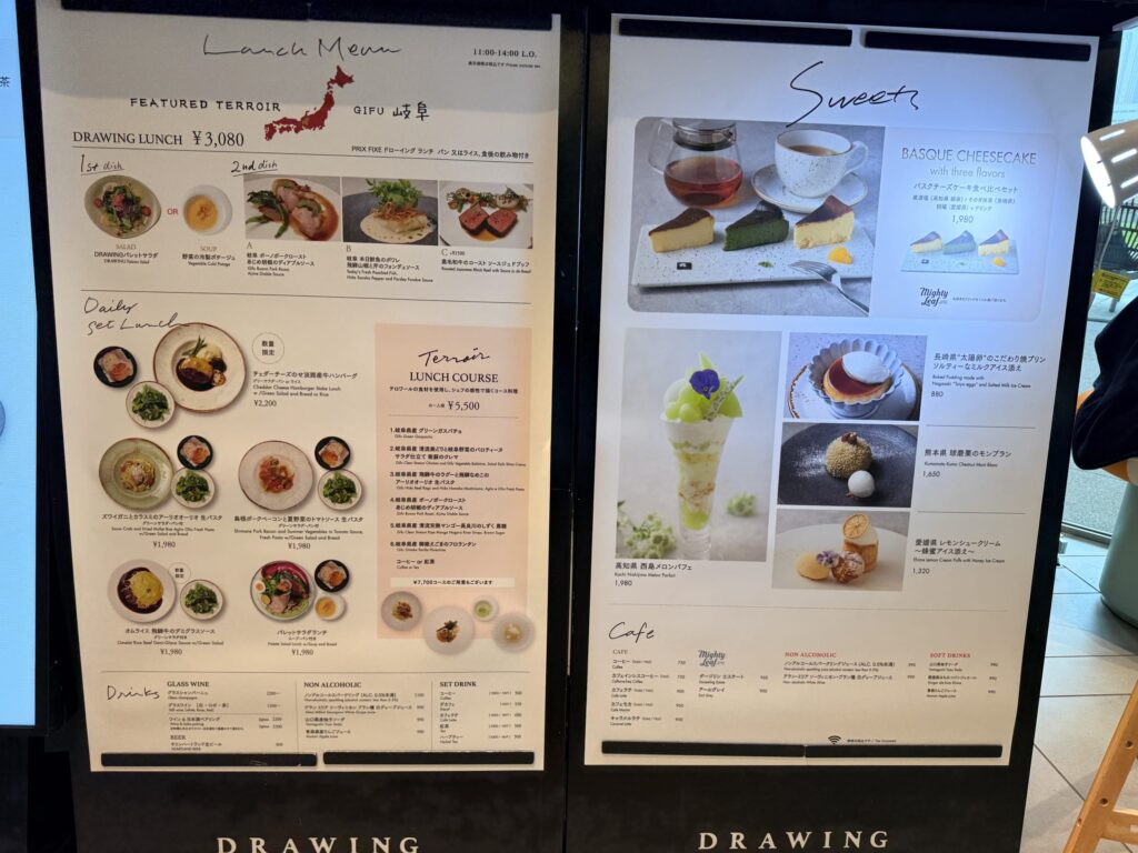 飲食店の店先に掲示された、食欲をそそるランチメニューの看板