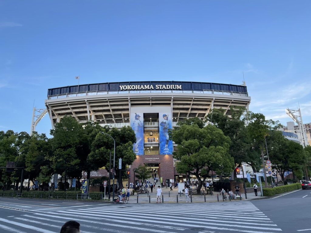 晴れた青空を背景に、ローアングルから見上げた横浜スタジアムの外観。