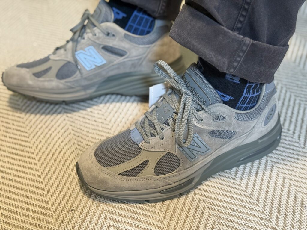 thisisneverthatとNew Balanceのコラボスニーカー991v2を着用した足元のクローズアップ。