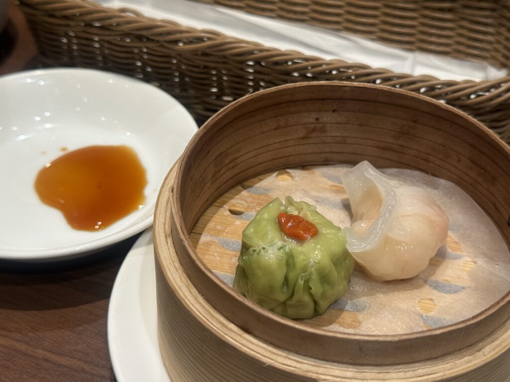 白い長方形の皿に並べられた、3個の鳥焼売と3個の海老蒸し餃子