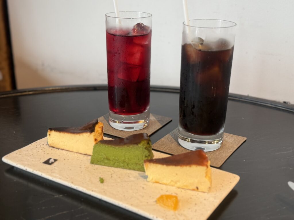 白い皿に盛られた3種類のバスクチーズケーキの食べ比べ。手前から塩、柑橘、抹茶フレーバー。