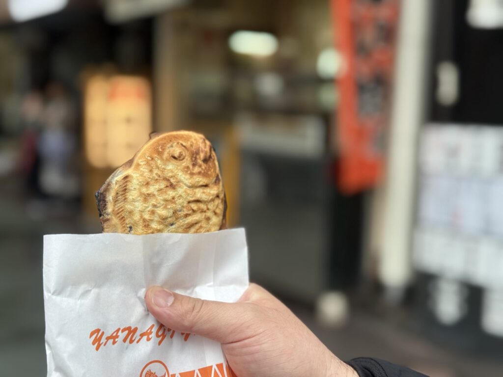 柳屋のたい焼き、熱々で湯気が立ち、中には甘さ控えめのあんこがたっぷり詰まっている様子。